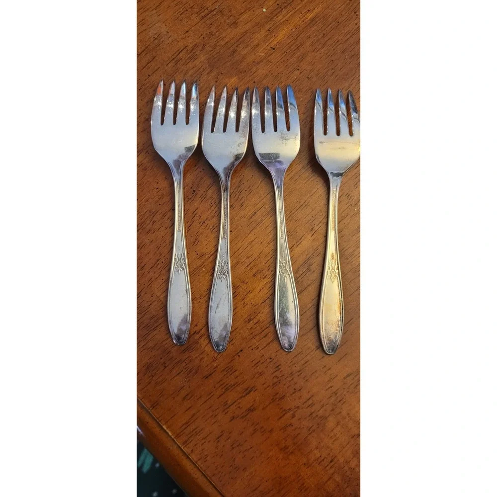 4 VINTAGE International Silver Lady Doris Silverplate Salad Fork 6 in. 1929